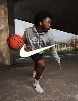 Nike Model mit Basketball