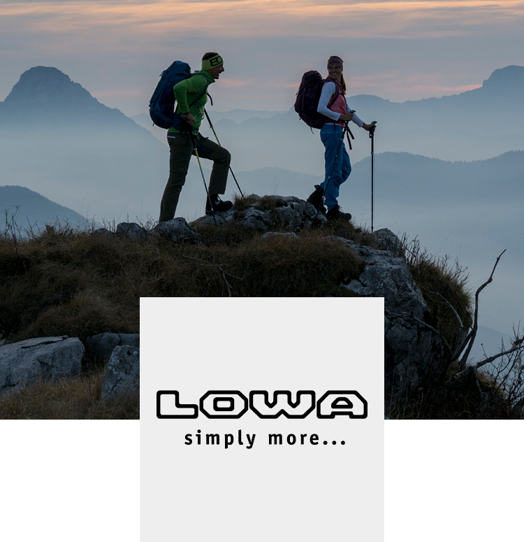 Lowa Logo &amp; wanderndes PÃ¤rchen in Berglandschaft