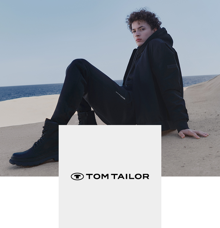Mann mit Tom Tailor Schuhen auf einer Sanddüne