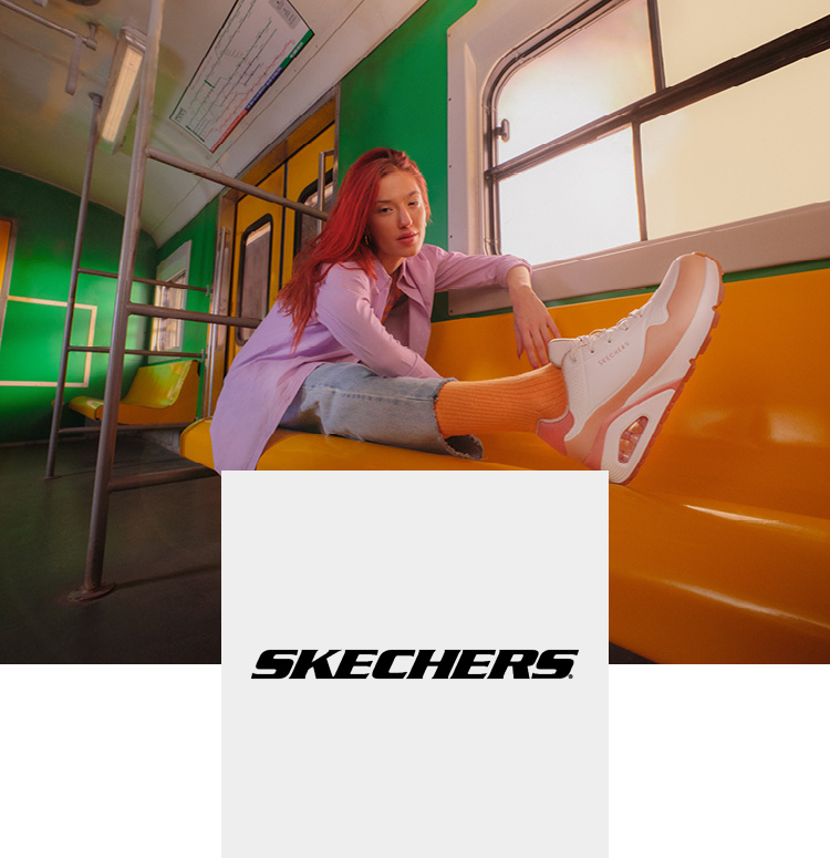 Frau in U-Bahn mit Skechers Schuh