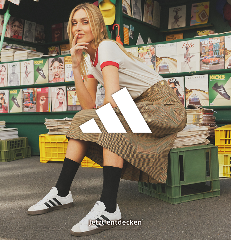 Frau vor einem Zeitungskiosk mit adidas Sneaker im Retro Look