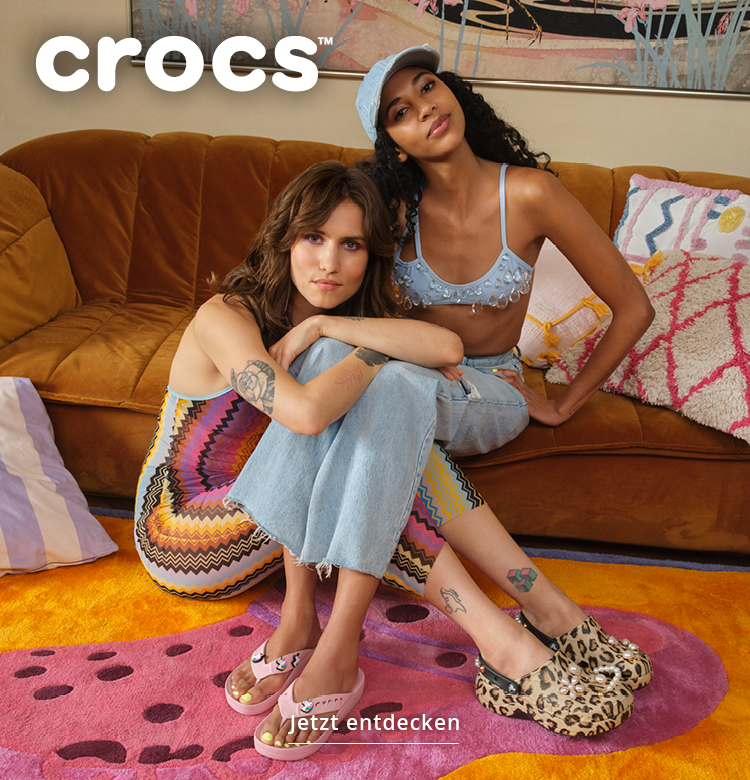 Zwei Frauen auf dem Sofa mit geschlossenen und offenen Crocs