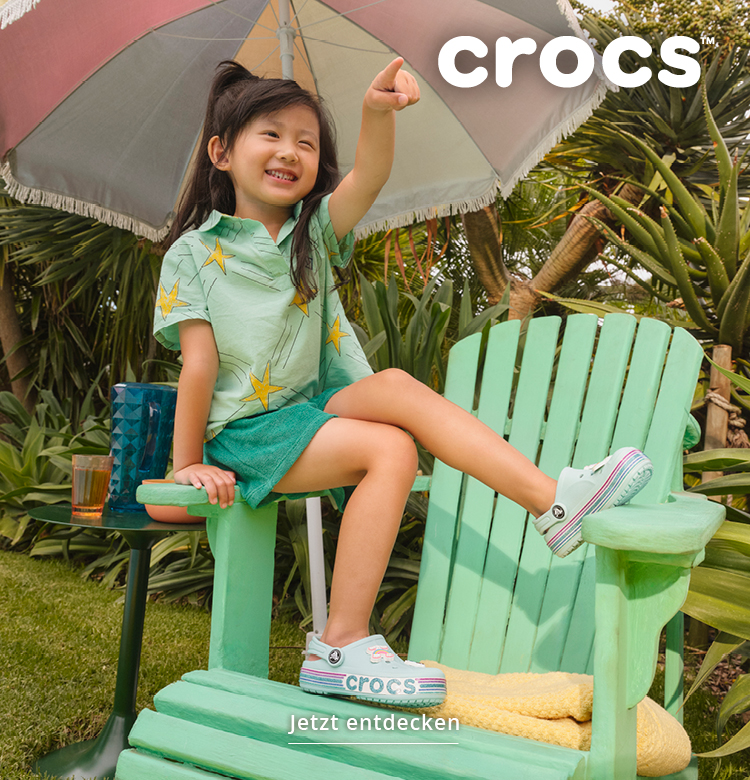 Mädchen an einem Pool mit Crocs auf einer Luftmatratze