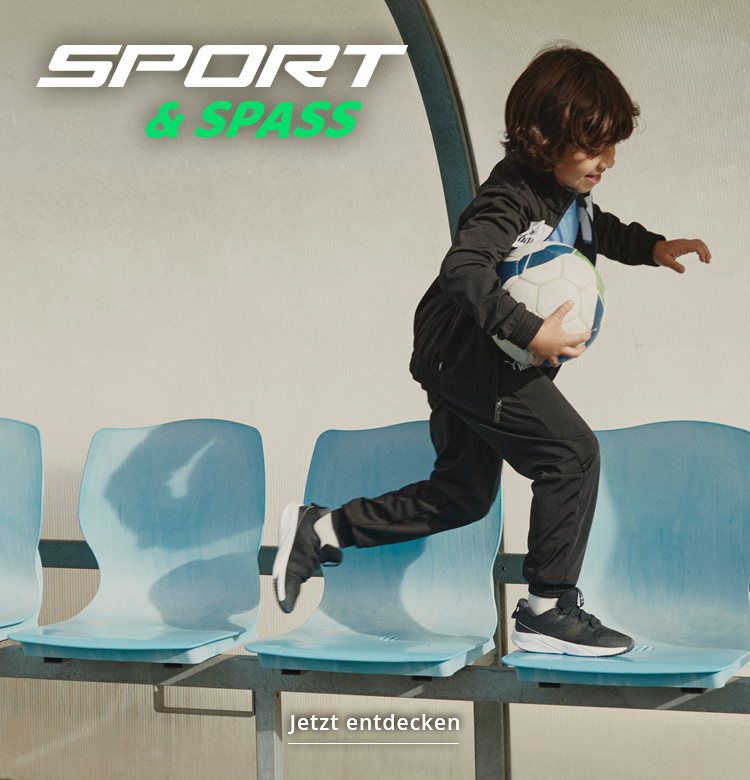 Kind in Sportschuhen und Sportbekleidung auf einer Fussballbank am rumhüpfen