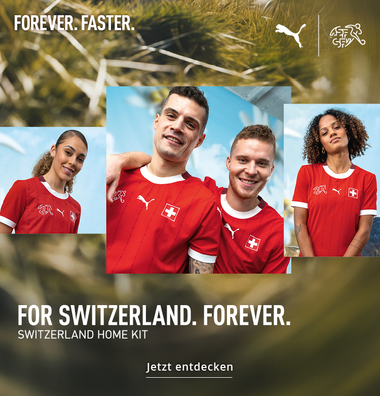 Fussballspieler*innen aus der schweizerischen Nationalmannschaft mit dem Heimtrikot. Edelweiss im Hintergrund