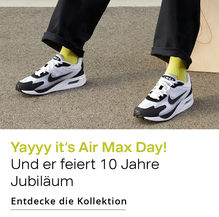 Mann mir Nike Airmax Schuhen auf einem Hocker draussen im Street Style