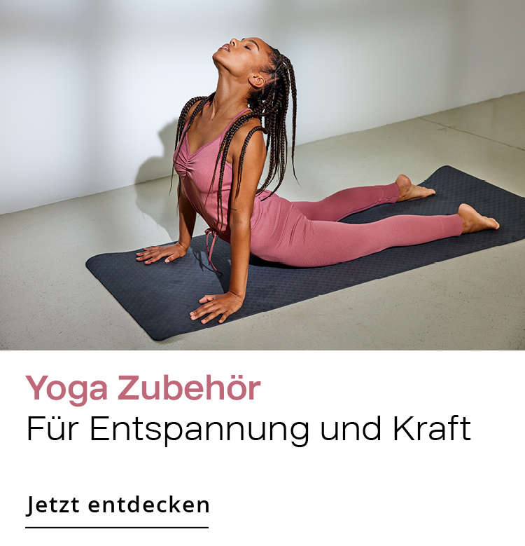 Frau auf einer Matte, die Yoga praktiziert