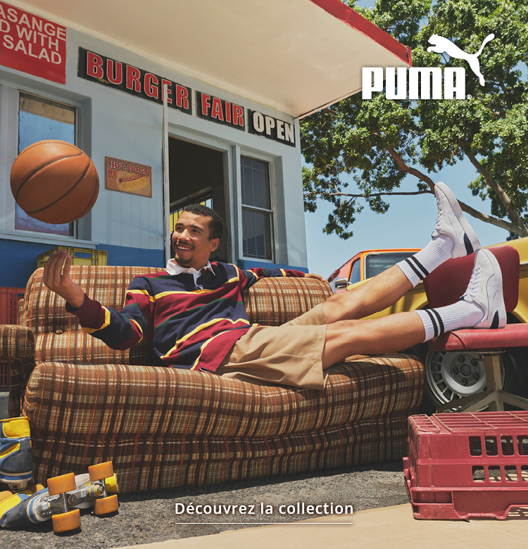 Homme portant des baskets Puma sur un canapé à l&amp;apos;extérieur en train de jouer au basket-ball
