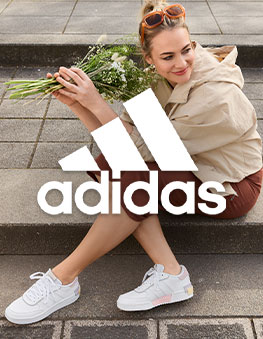 Frau mit Blumen und adidas Sneaker