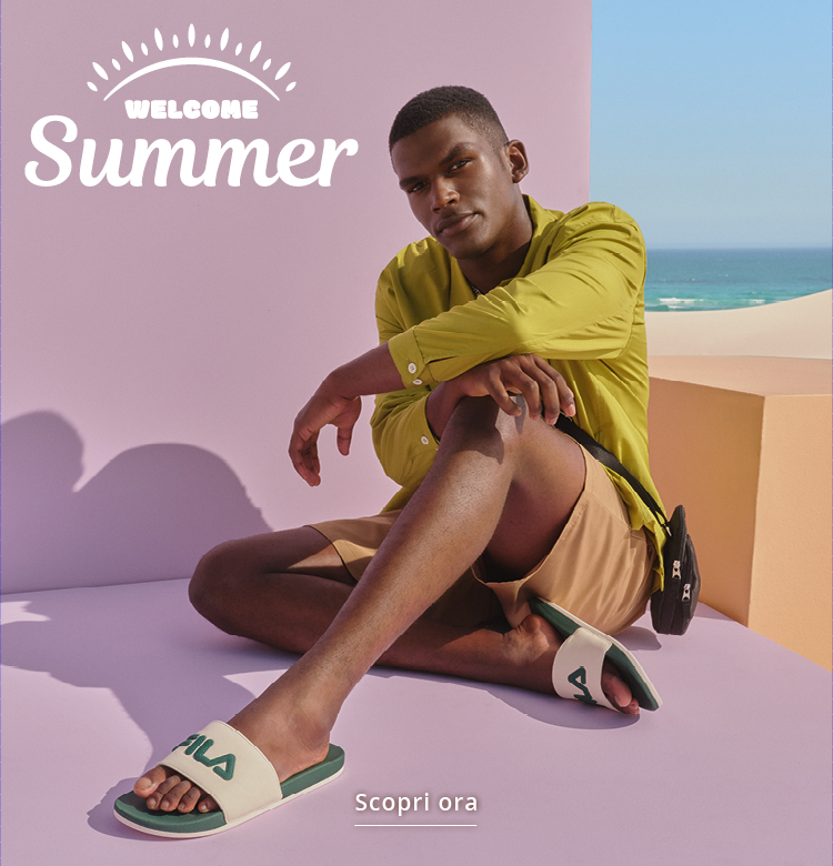 Welcome Summer. Uomo con scarpe da bagno sulla spiaggia