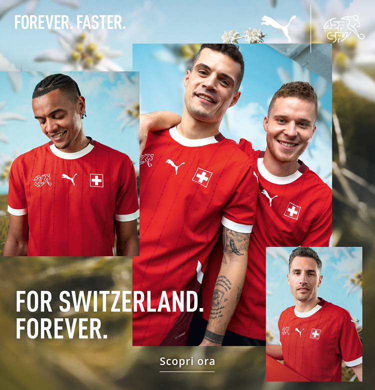 Giocatori di calcio della nazionale svizzera con la maglia di casa. Stella alpina sullo sfondo