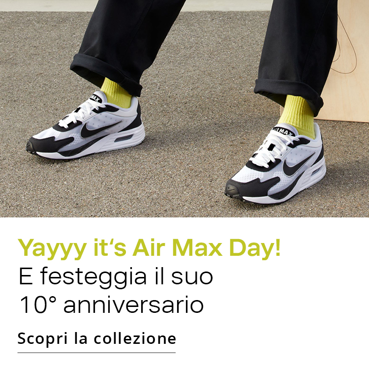 Uomo con scarpe Nike Airmax su uno sgabello all aperto in stile street style